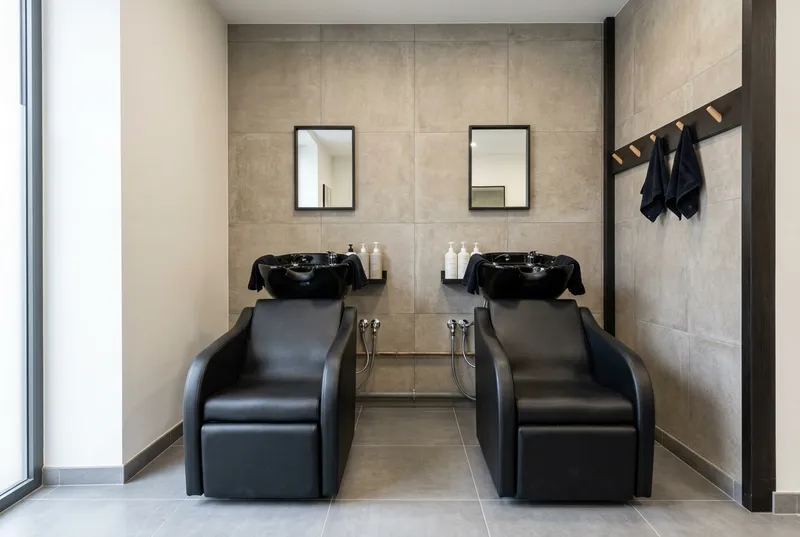 Espace bacs de lavage avec fauteuils inclinables