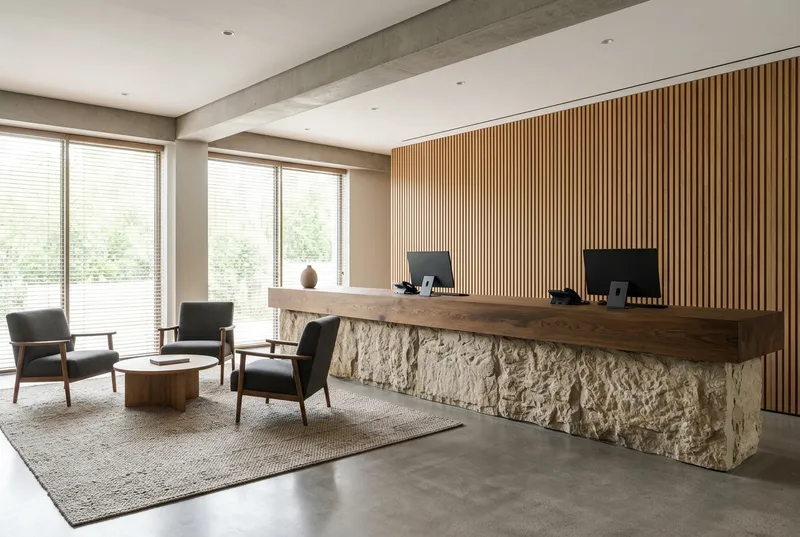 Réception d'hôtel avec banque d'accueil en bois