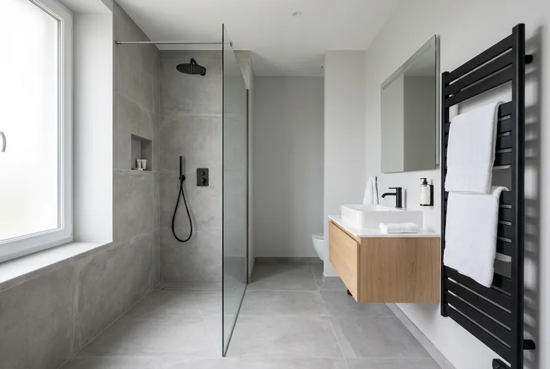 Salle de bains d'hôtel avec douche à l'italienne