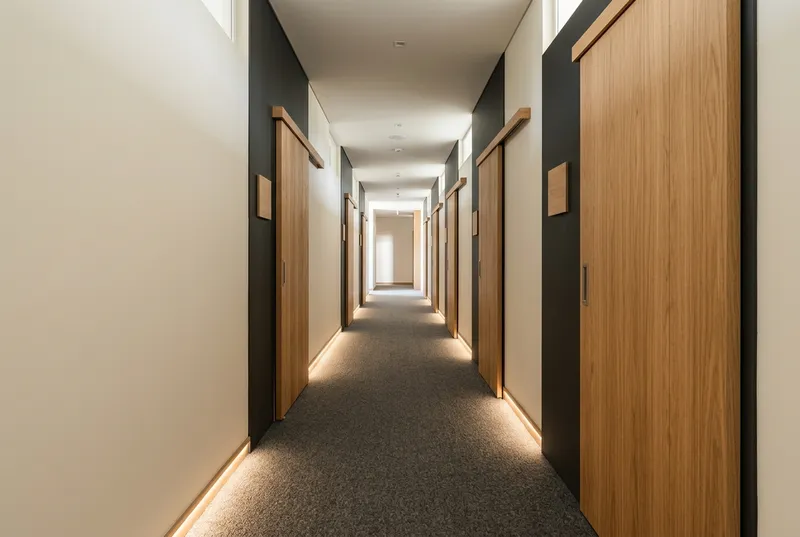 Couloir de cabines d'un institut, portes et signalétique